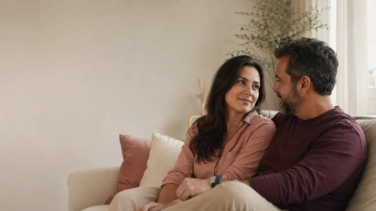 Casal conversando em casa